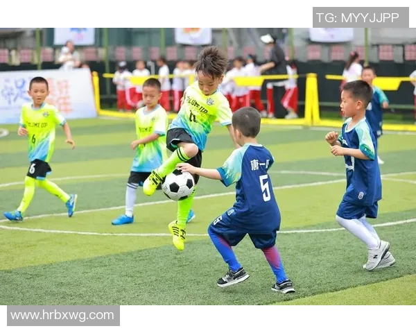 足球明星的魅力瞬间与场上风采的细腻描绘